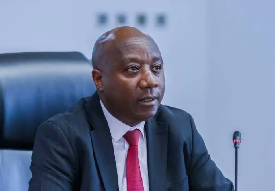 EdouardMugabo's tweet photo. Dr Edouard  arimubakozi kugeza ubu U rwanda dufite kdi akora neza pee!? Mwebwe siko mubizii https://t.co/8r5Z5viq0m