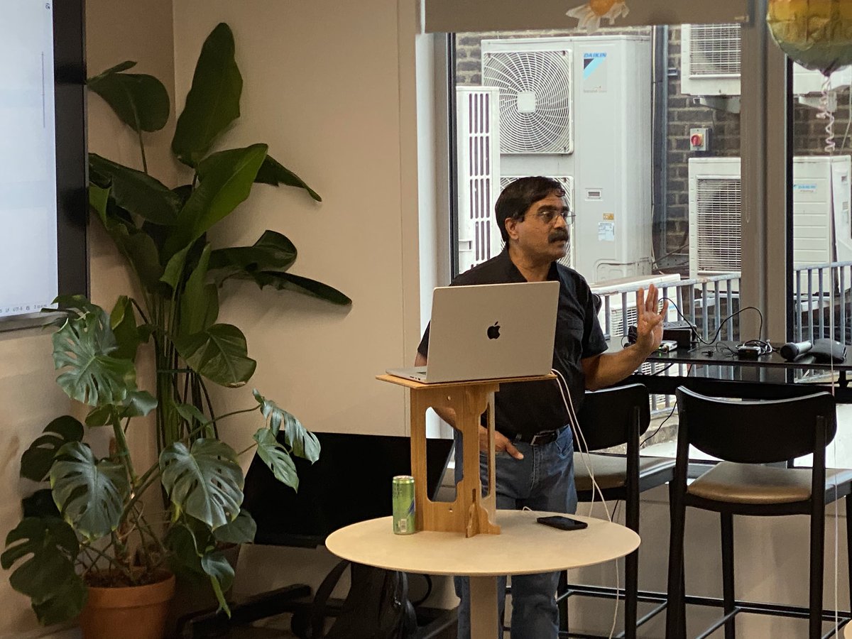 peter_pilgrim's tweet image. I’m now at Redis watching @venkat_s present on Extending Functional Pipelines with Gatherers in #java #ljc #JavaChampions