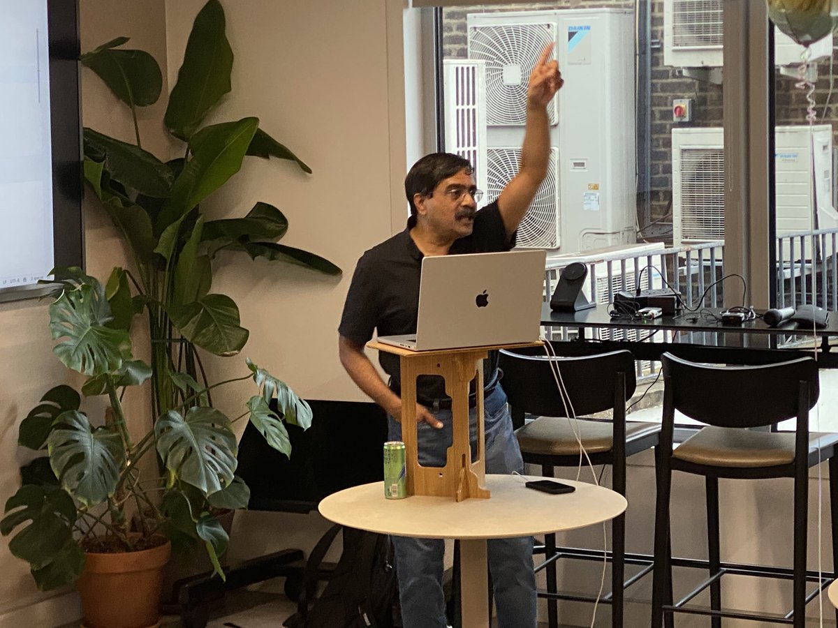 peter_pilgrim's tweet image. I’m now at Redis watching @venkat_s present on Extending Functional Pipelines with Gatherers in #java #ljc #JavaChampions