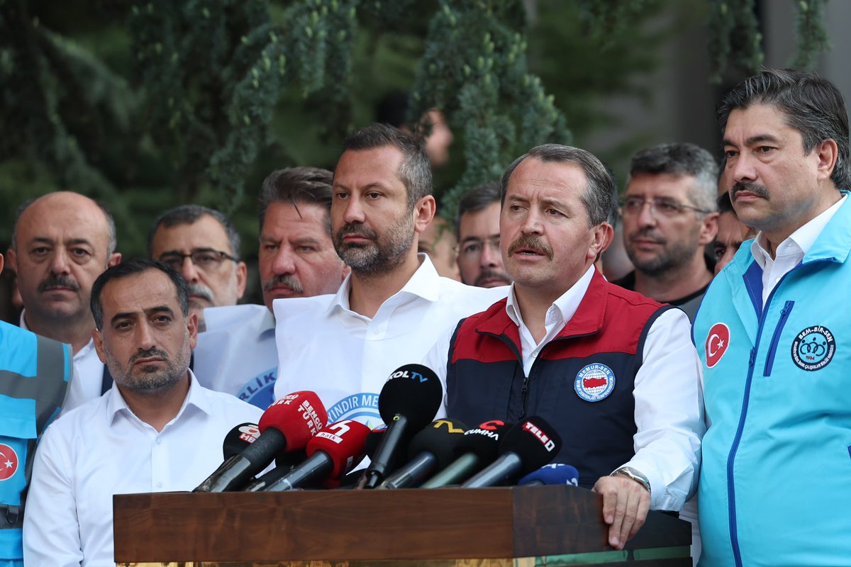Bu teklifi asla kabul etmiyoruz !

2026:11+7  / 2027: 4+4 
Taban Aylığa :1000₺

Ne gelirde adalet sağlar,
Ne de ücrette denge sağlar.
#AslaKabulEtmiyoruz

Kamuda en düşük memur maaşı başta olmak üzere bir çok ünvanın ücreti tartışma konusu olmaktan çıkarılmalı, kamu işvereni,