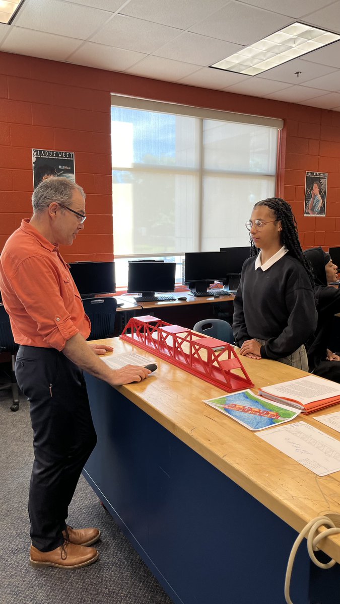 Burke High School grad (Class of 2025) Lakiyah Harris is one of five students from across the country to receive the prestigious scholarship from the Engineering Alliance for the Arts. 

Read more here: ccsdschools.com/district-news/…