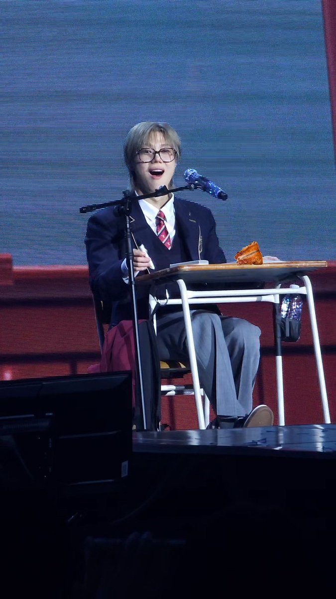 컨닝하는 태민이
(밑에 잘 보면 폰이 보임)