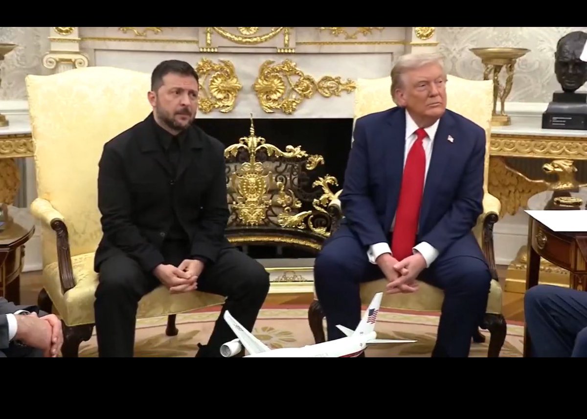 Trump gene Zelensky’e giydirmeye başladı!
Trump: 
"Savaş sırasında seçim yapılamaz mı? Öyleyse üç buçuk yıl(başkanlık dönemini kast ediyor.) içinde eğer biriyle bir şekilde anlaşabilirsek be savaş halinde olursak bir daha seçim yok. Bu iyi!"