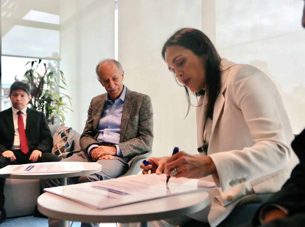 Min. de Ambiente, Agua y Transición Ecológica 🇪🇨 (@ambiente_ec) on Twitter photo 📍¡Buenas noticias!
Ecuador incorporará 612 MW a través de procesos de autogeneración privada.
La ministra <a href="/inesmanzano/">Ines Manzano</a> entregó los certificados habilitantes para el inicio de proyectos de energías renovables.
#ElNuevoEcuador 🍃⚡ 📍¡Buenas noticias!
Ecuador incorporará 612 MW a través de procesos de autogeneración privada.
La ministra <a href="/inesmanzano/">Ines Manzano</a> entregó los certificados habilitantes para el inicio de proyectos de energías renovables.
#ElNuevoEcuador 🍃⚡