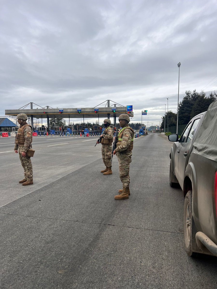 Ejercito_Chile's tweet image. #EjércitoEnAcción: Efectivos del #EjércitoDeChile se mantienen desplegados en la Macrozona Sur contribuyendo al resguardo de las rutas y a la seguridad de la población. #EjércitoTeCuida🇨🇱
#Aracucania #Bíobio #215AñosDeHistoria