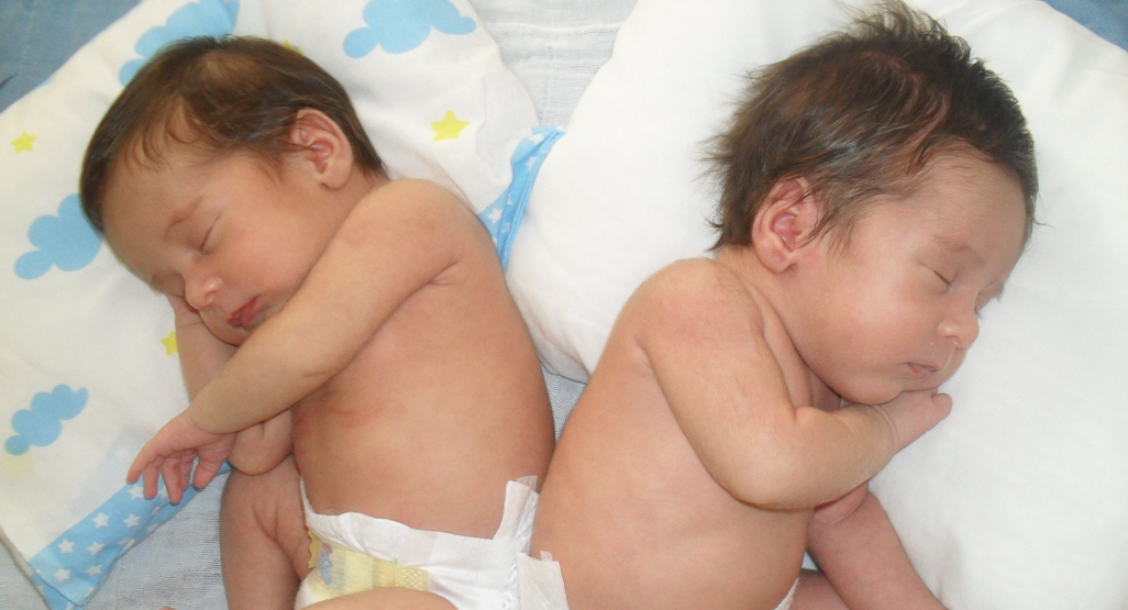 Existen seis posiciones fetales para los gemelos y cada una de ellas afecta si darás a luz por parto vaginal o cesárea. Te mostramos las posiciones, aquí:  bit.ly/4fGYbDJ