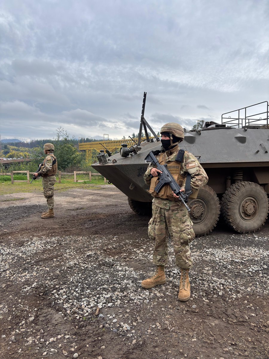 Ejercito_Chile's tweet image. #EjércitoEnAcción: Efectivos del #EjércitoDeChile se mantienen desplegados en la Macrozona Sur contribuyendo al resguardo de las rutas y a la seguridad de la población. #EjércitoTeCuida🇨🇱
#Aracucania #Bíobio #215AñosDeHistoria
