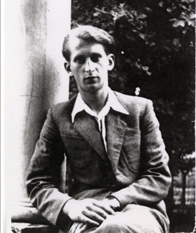 Wychodząc do Powstania powiedział tylko: 
"Tak trzeba, Mamusiu". 🥺
 
18 sierpnia 1944 roku poległ Jan Romocki "Bonawentura", żołnierz batalionu "Zośka", poeta czasu wojny. 
Miał 19 lat...

Brat Andrzeja "Morro", legendarnego dowódcy z "Zośki", który poległ we wrześniu na