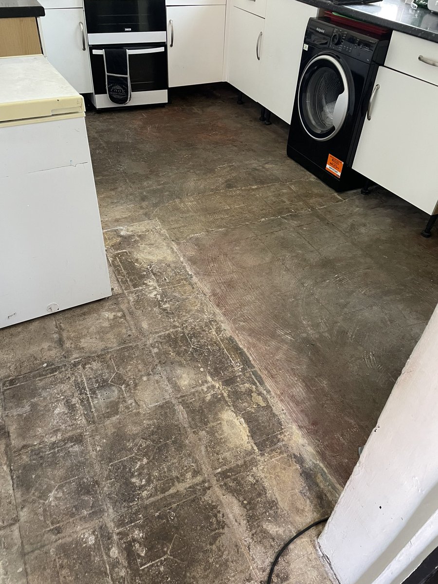 katief4rguson's tweet photo. Such a lovely way to spend the summer holidays with a 2, 7 and 9 year old. Not ideal living conditions oh then they found asbestos 👍🏻 😡 @WaverleyBC @PaulDFollows @Jeremy_Hunt https://t.co/LP1KGuHwNf