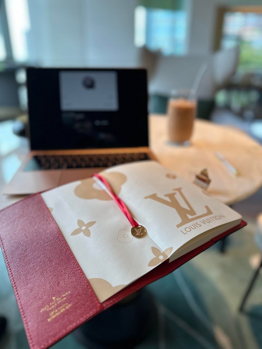 A perfect blend of work and luxury. 🌸