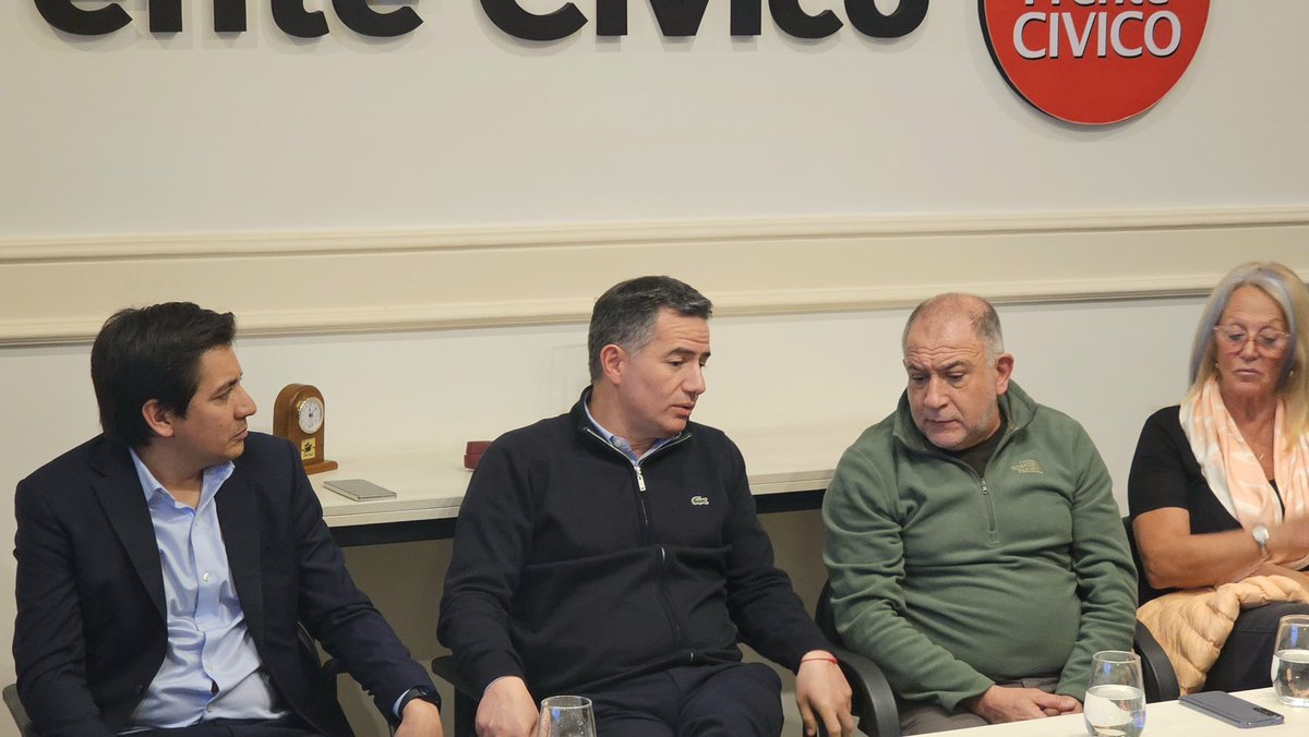 FCivicodeCba's tweet image. Primera Reunión con los dirigentes del #FrenteCívico con el presidente de @LLA_Cba @BornoroniG y nuestros candidatos, @roca_gon y @lausoldano.