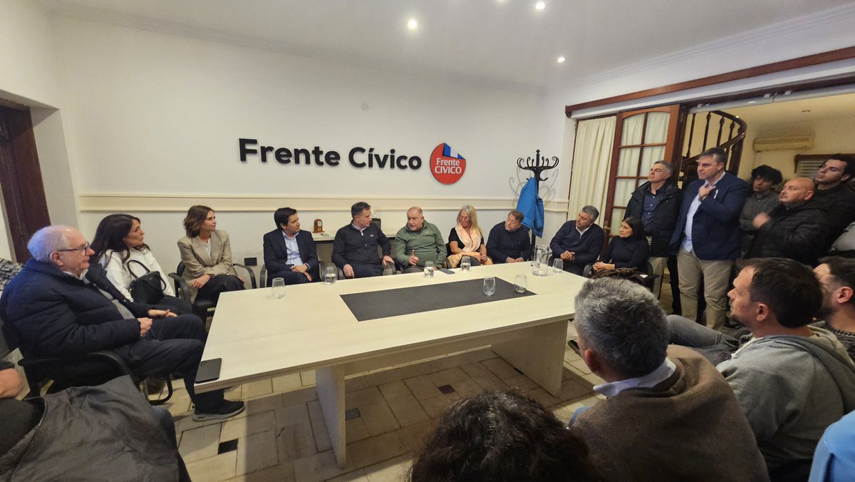 FCivicodeCba's tweet image. Primera Reunión con los dirigentes del #FrenteCívico con el presidente de @LLA_Cba @BornoroniG y nuestros candidatos, @roca_gon y @lausoldano.