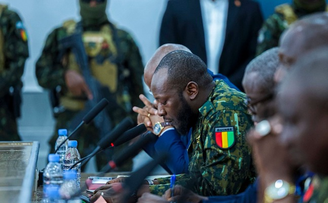 ConakryChr's tweet photo. 🛡️🇬🇳 Sécurité nationale – Guinée :
 Le Général Doumbouya fixe 3 priorités : 
1️⃣ Responsabiliser les acteurs de la sécurité 
2️⃣ Assurer l’opérationnalité des forces 
3️⃣ Sécuriser le vote référendaire du 21 septembre
#Guinée #Sécurité #Doumbouya #CSDN https://t.co/t7nvNRCJdb