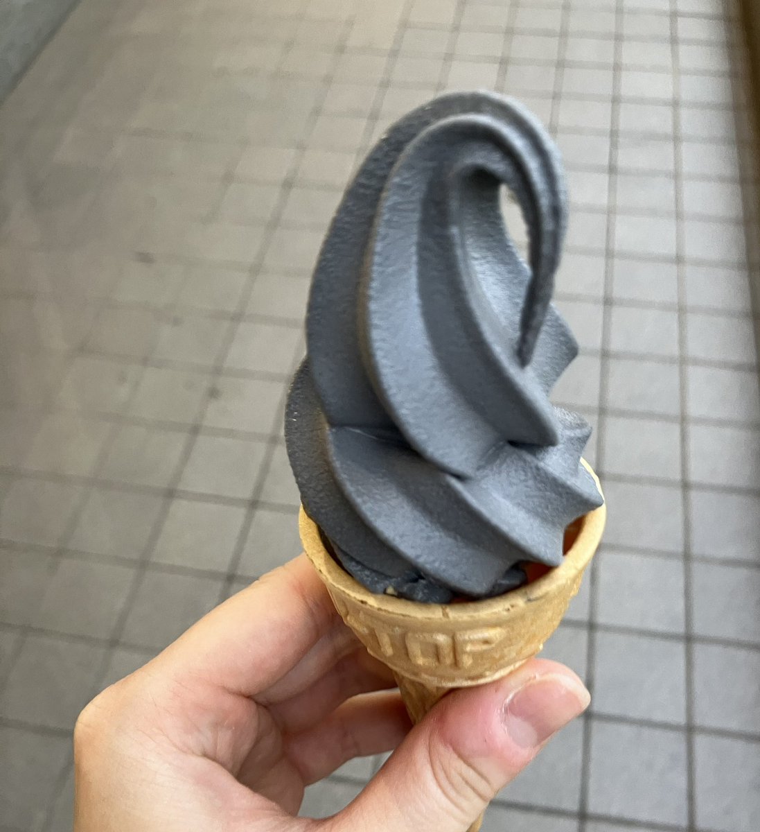 8/18（月）🍦
はやく写真撮りたいです！
IKEAのソフトクリームを食べました！味はシークレットでした。
黒いから胡麻とか想像してたのですが、ベリー？系の爽やかな味がしました。
見た目に騙されました！
今思ったのですが、地面背景はあまり良くなかったですね。
空バックに撮れば良かったです！