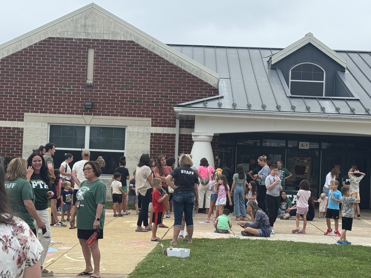 MTV_Elementary's tweet photo. MTV is ready for Opening Day! Our sidewalk chalk event was a great way to  show some Mountain View school spirit! Thanks to our PTA for all their support. https://t.co/iyPe7e6dbz