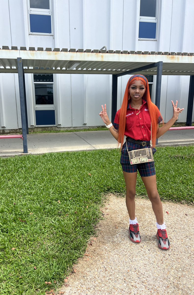 darrenae3's tweet image. Just a hottie at school #senioryear