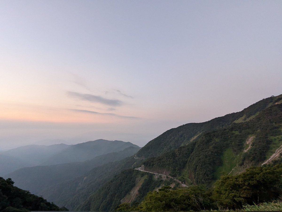 【8/19(火)営業時間3:00〜21:00】
おはようございます🌄今日も朝から良いお天気の伊吹山☀しばらく毎日晴れ予報なので、早朝のご来光や雲海を狙える日が多そうです😄ただ日中の熱中症にはご注意ください🙇

7:30 山頂駐車場気象情報 
天気：晴れ
気温：20.4℃  
風向：北西1.8m/s