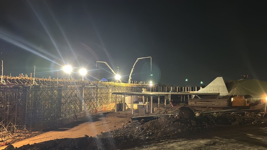 Cada obra que hacemos no es sólo concreto: es confianza, visión y futuro. En la obra primaria (el colado) sentamos las bases de lo que serán mañana escuelas, hospitales, viviendas y espacios que transforman vidas.
Construir es más que un trabajo, es dejar huella en la comunidad y