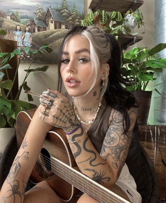 NextRedHood's tweet image. Jade turned her eyes to the writer "What?"