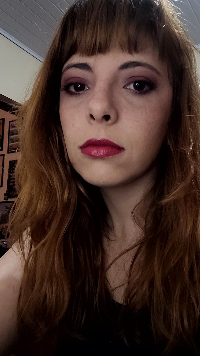 testando uma make pro i wanna be tour e considerando meter um rosa nas pontas do cabelo 👀