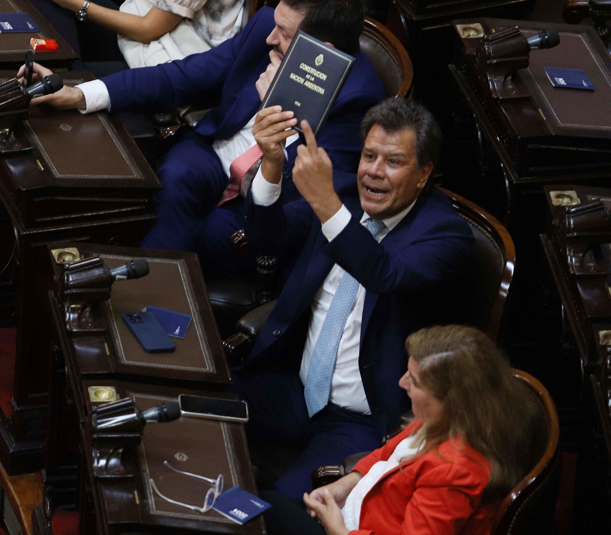 📚⚕️ Con los docentes, con los médicos, con la gente de a pie.
No con los que se reparten cargos y cajas como botín.
El futuro no se negocia: se construye. #ParaAdelante con <a href="/ManesF/">Facundo Manes</a>