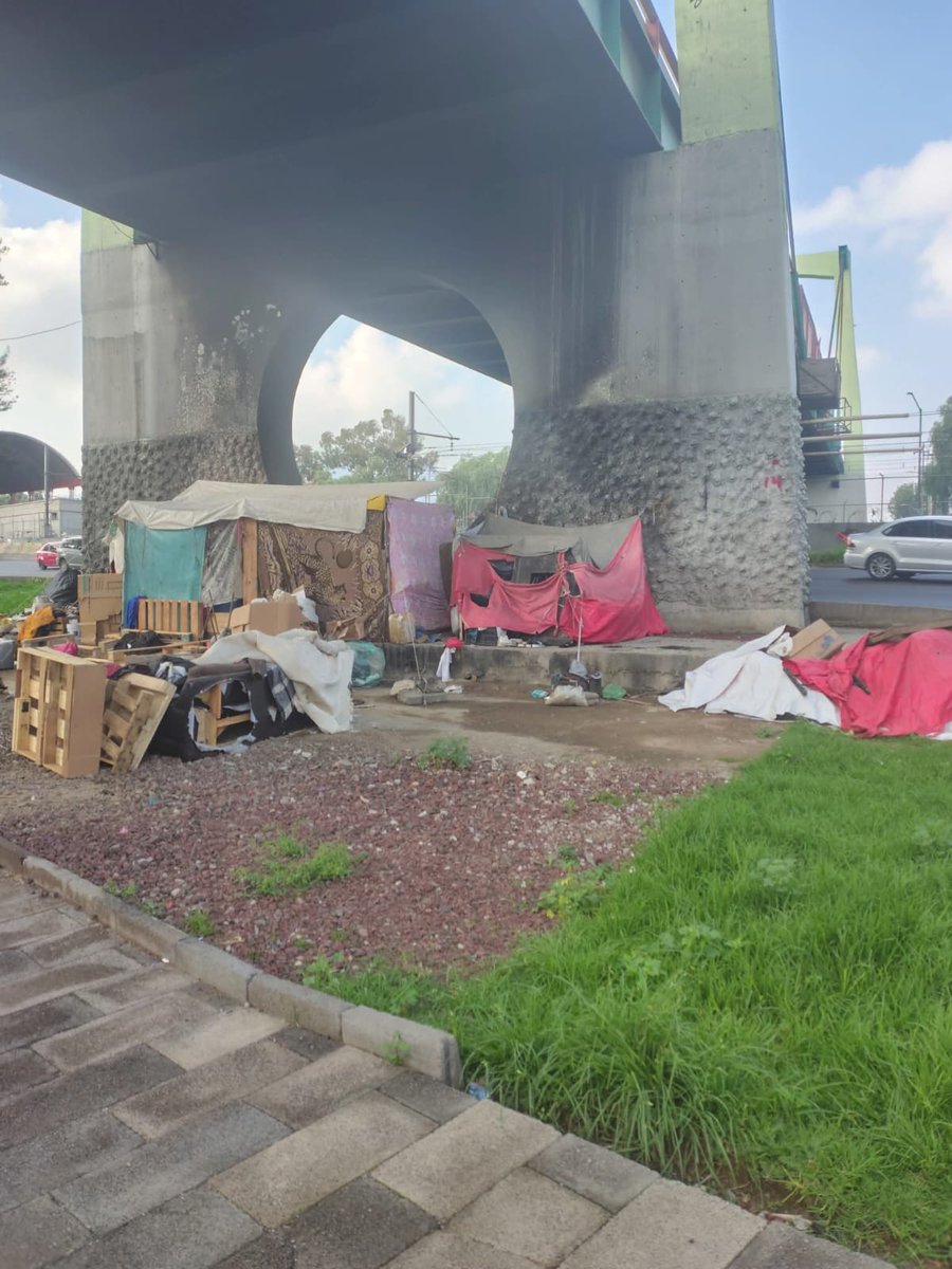 estan ubicados en metro acatitla, en puente amador salazar, y unidad concordia, esa personas se drogan y tienen mascotas, tienen demasiada basura de hacen del baño, en ese mismo lugar...