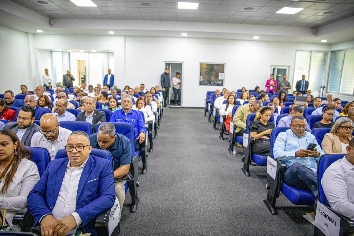 En el marco de los preparativos finales para el inicio del año escolar 2025-2026, el ministro de Educación, Luis Miguel De Camps (@LMDeCamps), sostuvo una jornada de trabajo con los directores de las 18 Direcciones Regionales y 122 Distritos Educativos del sistema