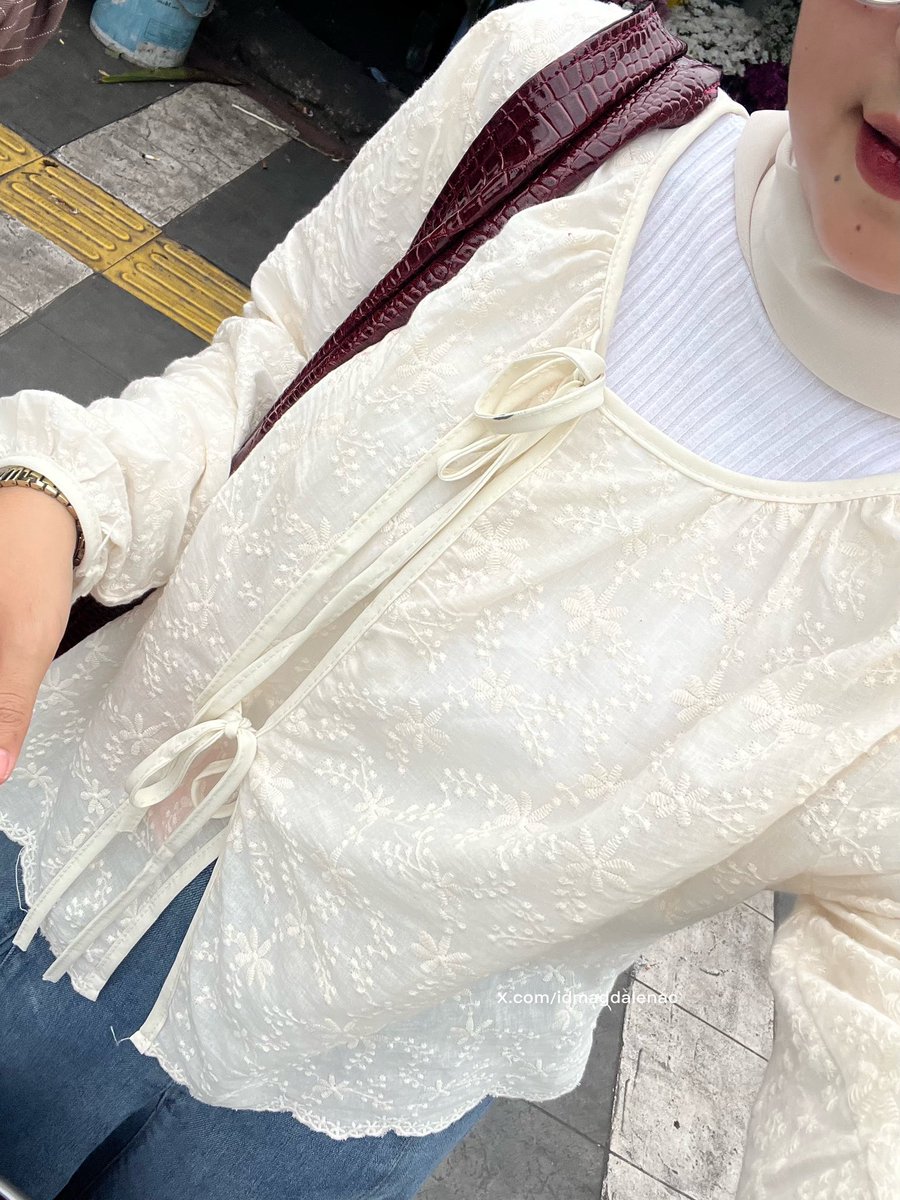klopmang's tweet photo. 🎀 blouse brukat

Aurel size m 📎 https://t.co/pOcmzj84oo

Kirain baju brukat 100 ribuan gabakal secantik ini, ternyata cakep bgt inimah😭
Bahannya ademmm &amp; lembut. Bukan tipikal bahan brukat yg ringkih dan kasar yaa! Ini gak bikin gatel di kulit https://t.co/tEtGJCeZ3B
