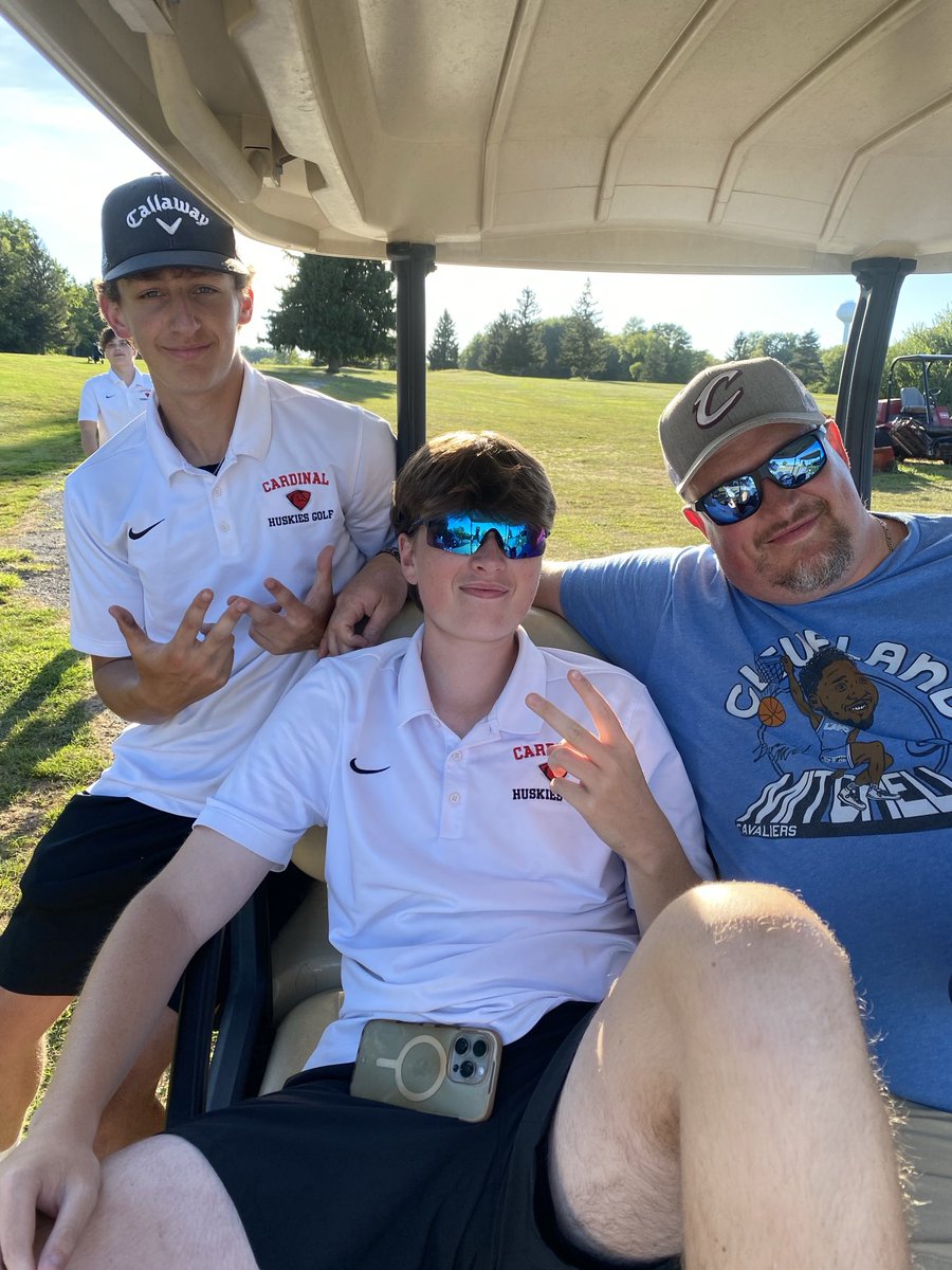 CardinalHSGolf's tweet image. Bryce brings his good luck charm &amp;amp; shoots season low 35 to lead Huskies to the win vs St John!  Evan Kannon &amp;amp; Deano round out Huskies top 4. JV boys get a win at Jackson Milton w Gage Mason Thomas &amp;amp; Nathan top 4 Huskies. Good day guys! ⁦@CLSD_Huskies⁩ ⁦@cardinalhuskies