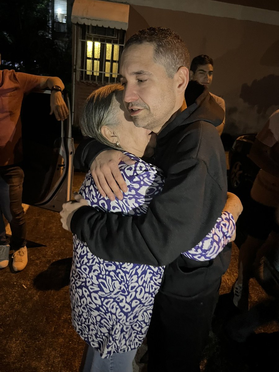 Hoy se cumple un mes del reencuentro con mi familia, amigos y compañeros de lucha, donde logré dar los abrazos más significativos de mi vida. Este país necesita más momentos como este, donde los injustamente detenidos puedan salir y estar al lado de sus seres queridos. Venezuela