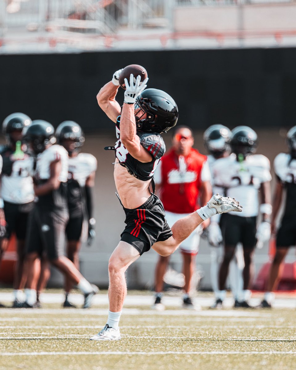 AB17flash's tweet image. Just running the curve and receiving the baton! Told myself in high school I was stepping away from football to focus on track and somehow ended up here, beyond grateful for my amazing coaches and teammates #HuntForOne