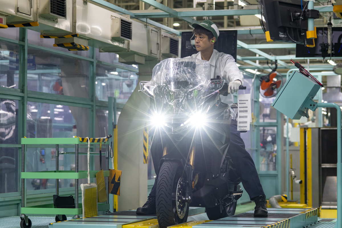 HondaJP's tweet photo. 本日8/19は『#バイクの日』🛵

Hondaバイクのマザー工場 熊本製作所で従業員一人ひとりが愛情を込めて作り上げたバイクが、今日も世界中へ届けられています。

まだまだ暑さの厳しい季節。水分補給と休憩をしっかり取りながら、無理せず安全第一でHondaのバイクとの時間を楽しんでくださいね 🏍️ https://t.co/AH8dfwAIuB