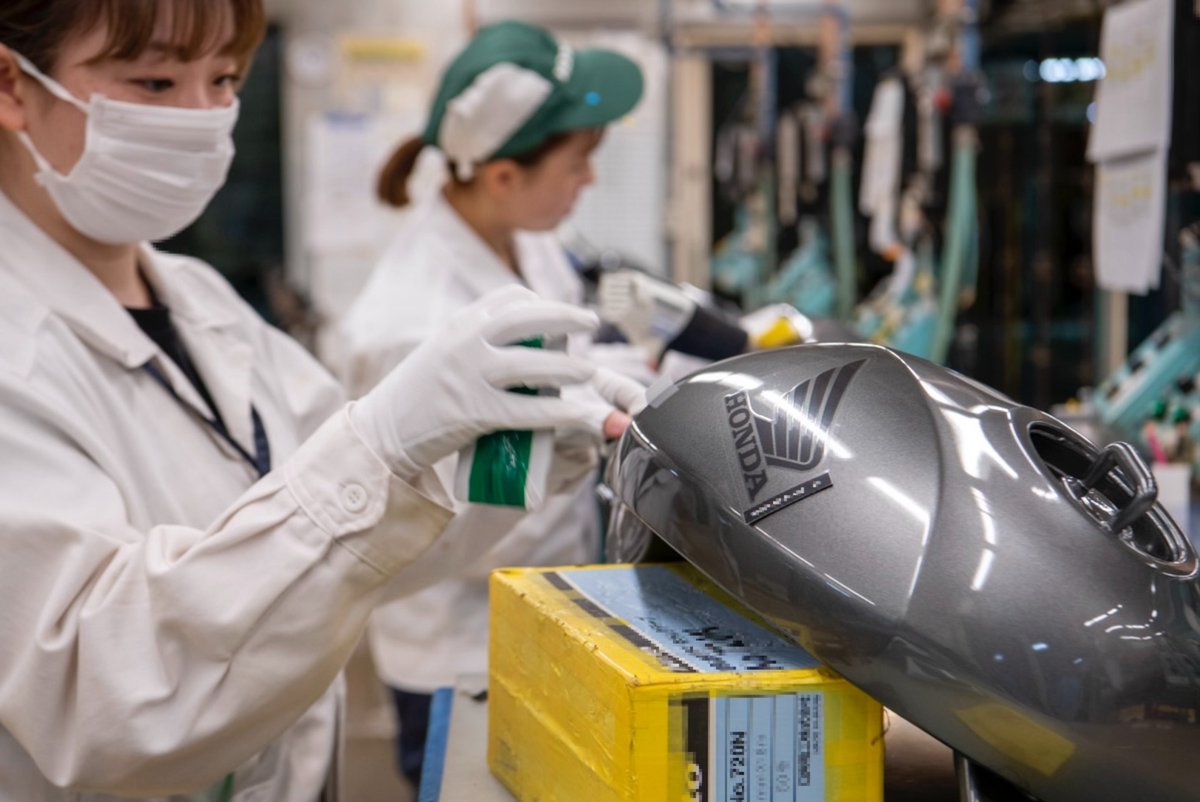 本日8/19は『#バイクの日』🛵

Hondaバイクのマザー工場 熊本製作所で従業員一人ひとりが愛情を込めて作り上げたバイクが、今日も世界中へ届けられています。

まだまだ暑さの厳しい季節。水分補給と休憩をしっかり取りながら、無理せず安全第一でHondaのバイクとの時間を楽しんでくださいね 🏍️