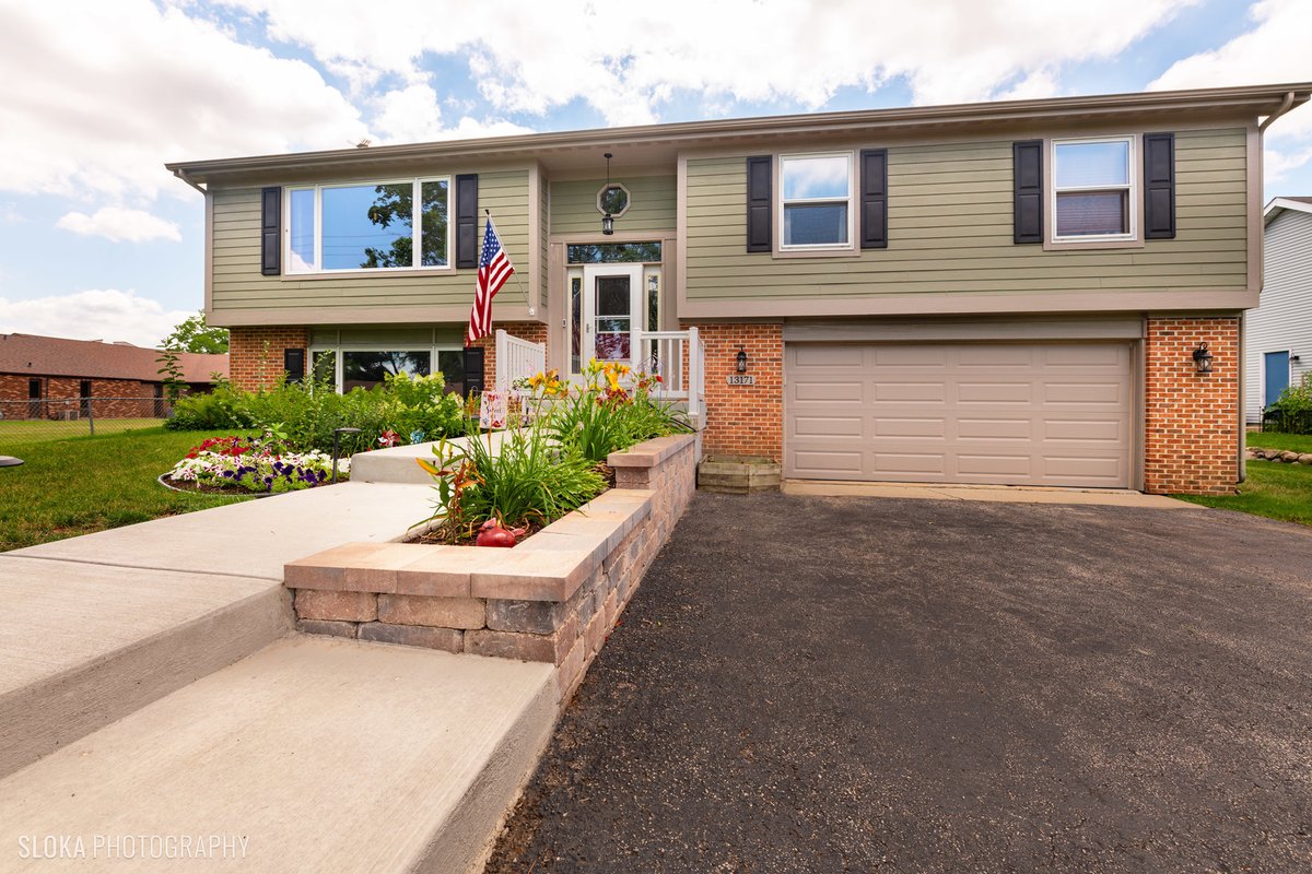 Agent_Mel's tweet photo. ✨ OPEN HOUSE this Sunday, 1–3pm ✨
📍 13171 Hickory Ln, Woodstock, IL

Looking for more than just another cookie-cutter home? This one is packed with warmth, character, and upgrades you’ll notice the moment you walk in.

Highlights you’ll love:
🏡 Spacious open layout with... https://t.co/Em2J65TZTa