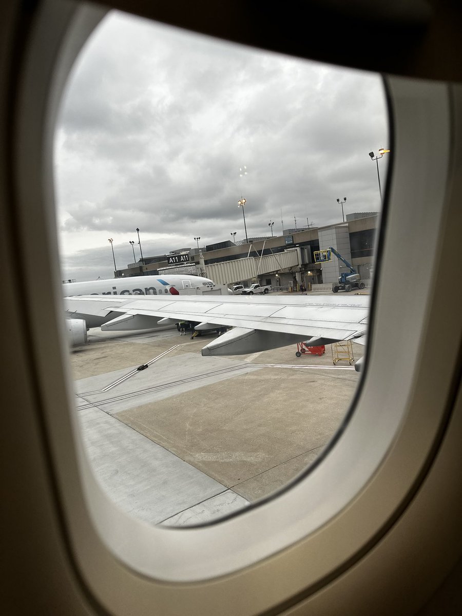 TheMojoDojo90's tweet photo. As I get ready to leave PA, I looked out the airplane window and was hoping to see @DavidLeeRoth dancing on the wing of my plane. https://t.co/P49uf6VwxE