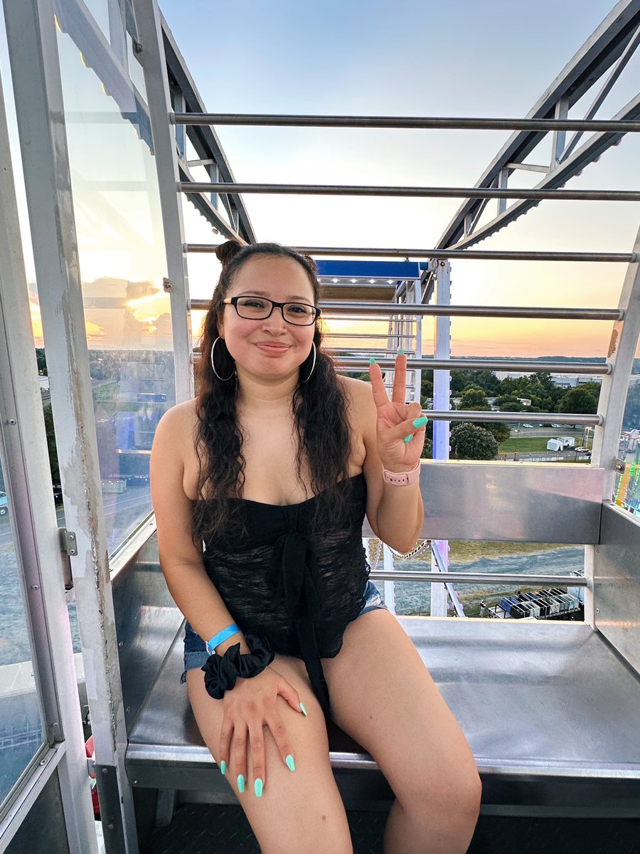 ShortyyKat_x3's tweet photo. From golden hour to neon nightsπ
π»π‘ππ¦ππππππ’ποΈ #fairweek π #summerevenings π«Άπ½ (2/2) https://t.co/2ogXSrj3BO