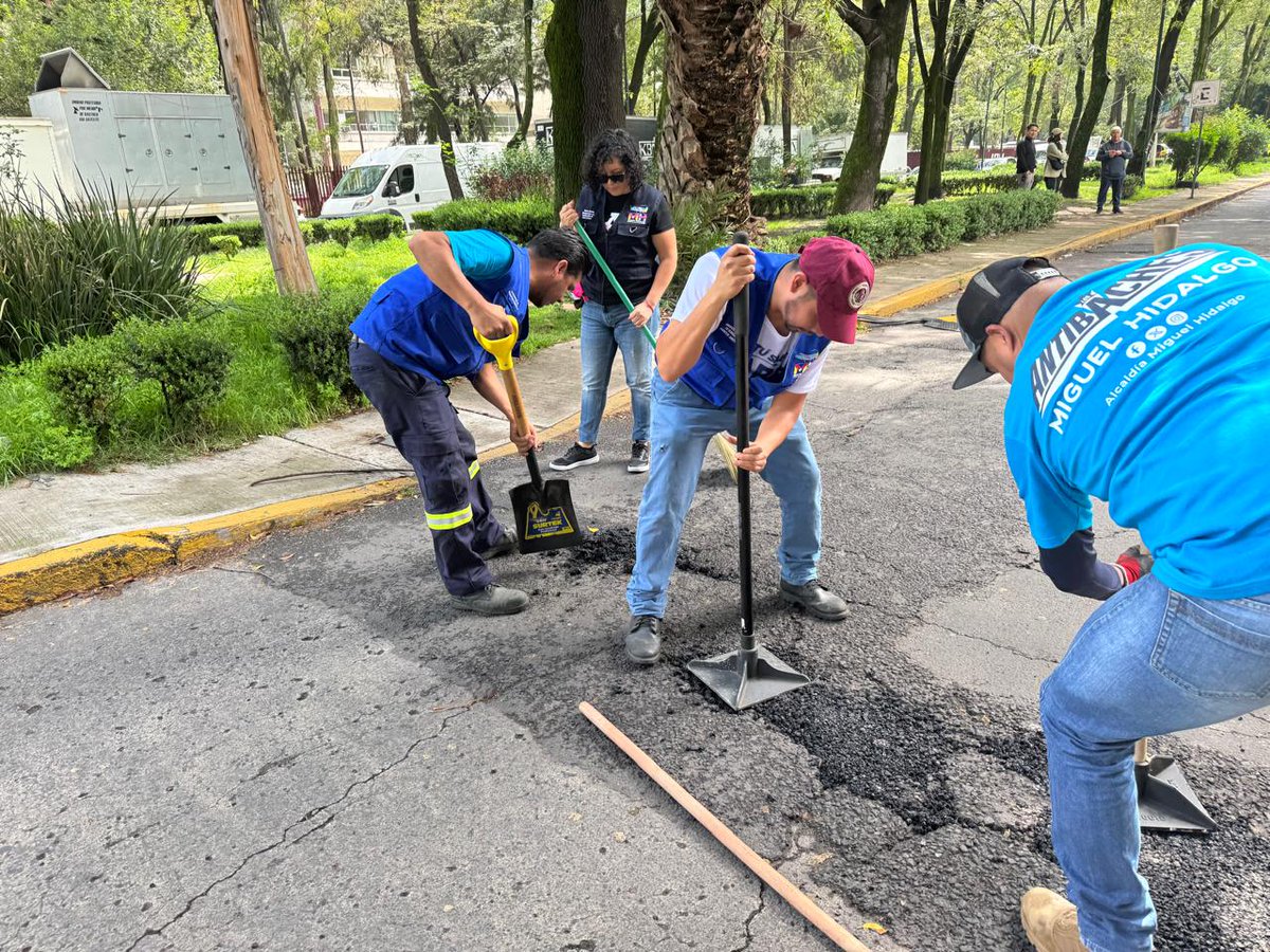 MHGOByJ's tweet photo. Cada bache que tapamos es un paso hacia calles más seguras en Miguel Hidalgo.
Así trabaja el equipo #AntiBachesMH de @MHGOByJ. 🚧  #JurídicoYGobierno https://t.co/tKD6CfdZOP