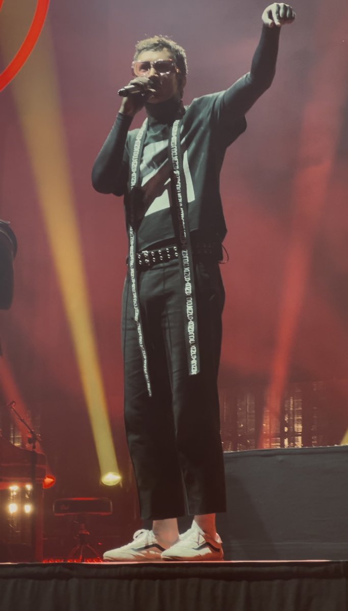 hell8w0rld's tweet photo. chicxs estoy muy triste de no poder ver el final de toda la historia en gira y me he puesto nostalgica, he mirado fotitos que hice en el Clancy Tour Madrid, y dejo algunas por aquí 🫶🏻 (descanso merecido). #clancy #breach #twentyonepilots #show https://t.co/WFsO4nrDyw