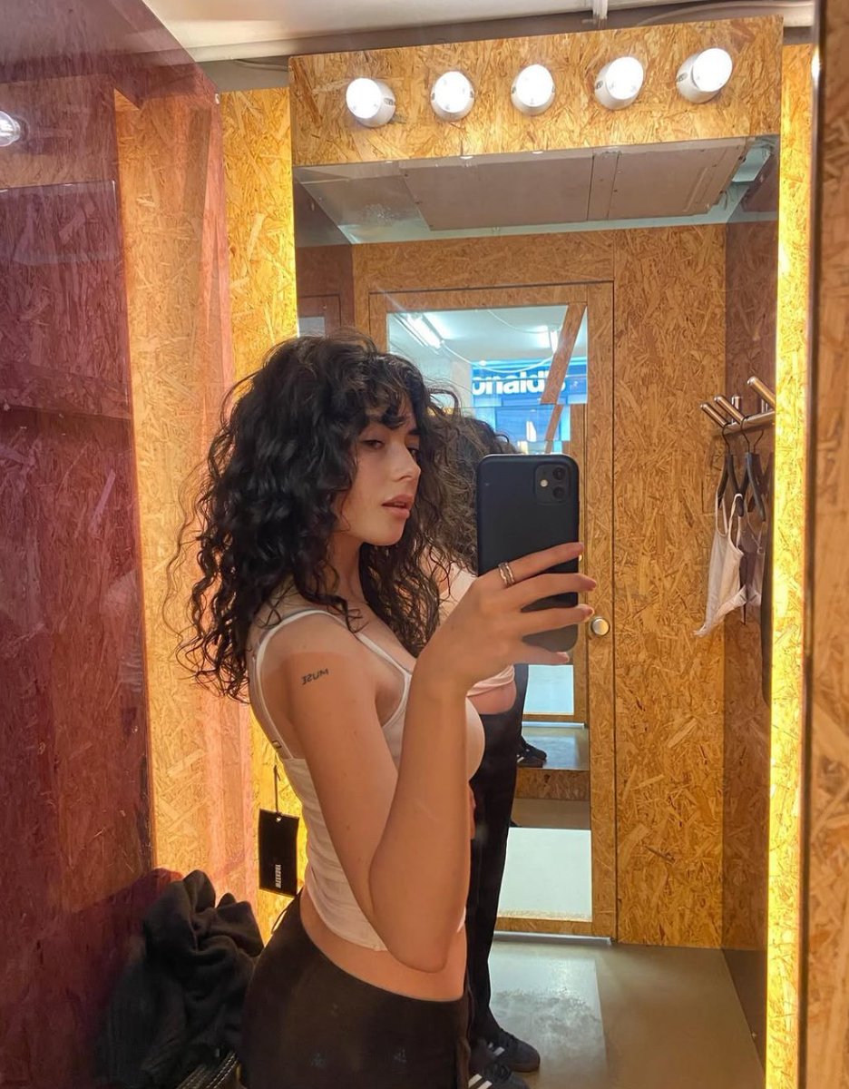 rosekillrr's tweet image. ⠀
ㅤㅤㅤㅤrosekillrr.⠀ 
ㅤㅤㅤㅤive got a poem stuck in my throat, i hear
ㅤㅤㅤㅤthe music and it takes by surprise.
⠀