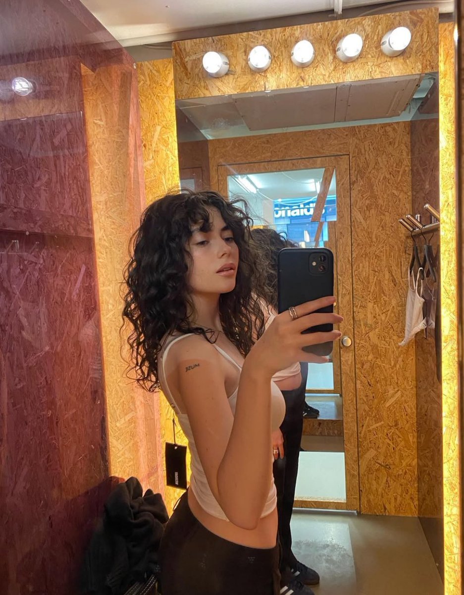 rosekillrr's tweet image. ⠀
ㅤㅤㅤㅤrosekillrr.⠀ 
ㅤㅤㅤㅤive got a poem stuck in my throat, i hear
ㅤㅤㅤㅤthe music and it takes by surprise.
⠀