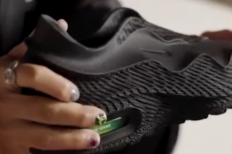 JustFreshKicks's tweet photo. Zellerfeld x Nike Air Max 1000 'Black' releases today at 10pm ET 🖤

Link -> https://t.co/A79DWPuGg0 https://t.co/SFtPzf2X1P