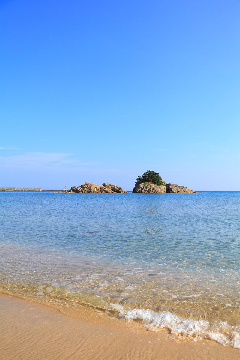 今日の岩美町はいい天気(*'▽')

浦富海岸「向島」をパチリ(^^♪

釣りを楽しむファミリーさんの貸切状態でした(´ー｀)

撮影日時2025/08/19 8:05～

#岩美町　#鳥取県　#日本海