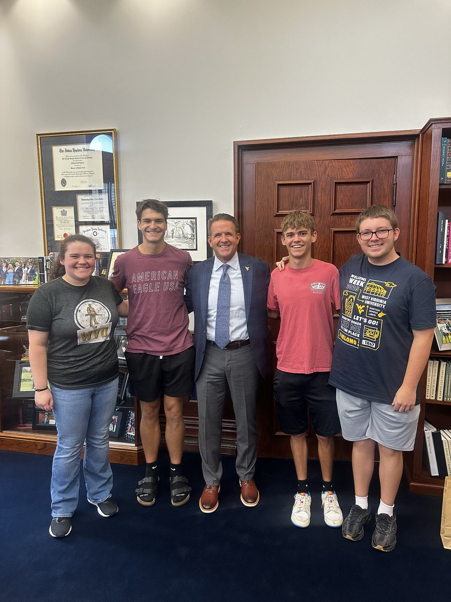 michaeltbenson's tweet photo. The @WVUStudentLife freshman scavenger hunt has a requirement to meet the #WVU president. So we're having quite a few visitors in Stewart Hall today. Love learning about these new students. 

And being on @3Guys__ with @wrenbaker was a gas. Let's Go! https://t.co/AqIzJWIH8s