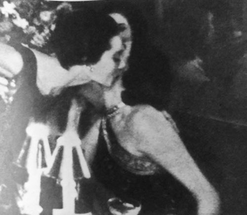 hepburnthinker's tweet photo. Audrey Hepburn and Ava Gardner at a party (1950s)♡ https://t.co/mDzIhK8D1o