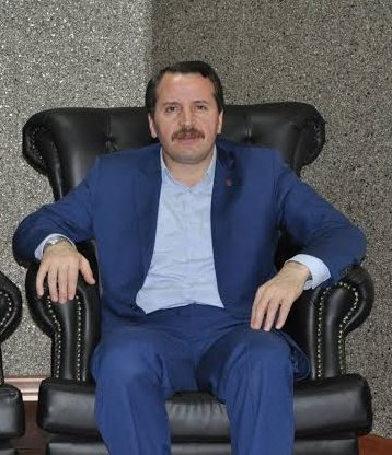 İşçi işini yapıyor, birileri de işçinin dedikodusunu yapıyor. 

AliYalçın HaddiniAşma