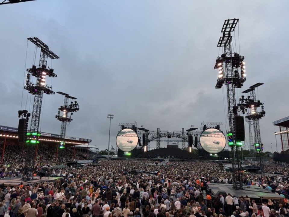 coldplaying's tweet photo. Craven Park is ready for Coldplay 🤩
#ColdplayHull | via @jameshoggarth https://t.co/WirdTGKplk
