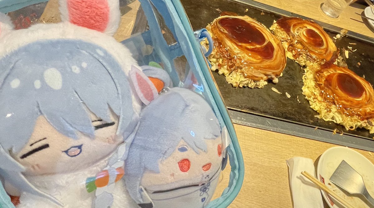 a_pp1's tweet photo. カプコンコラボカフェ✨
夜のお好み焼きが決まってたのと、ドリンクは全て炭酸で飲めず😂💦ティラミス風のあまあま奴食べた🙆🏻‍♀️

大阪は大都会無限人間
ダンジョン攻略は無理そう🫠
作ってもらうお好み焼き美味い
暑い
キラキラのがいい
ランダム大勝利

楽しかったなぁ🧚‍♀️またあそぼーね✌🏻 https://t.co/s2f2k7hz2S