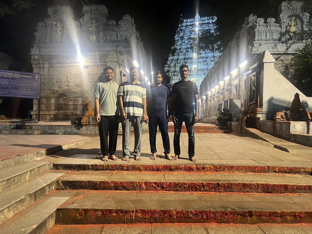VijayJADAV6464's tweet photo. Completed Break Darshan at Thirupathi with Rajshaker reddy anna and Ramesh Babu anna https://t.co/odWIxMAx5i