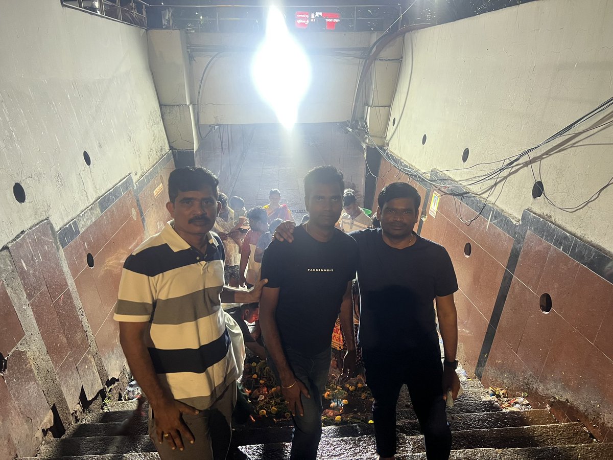 VijayJADAV6464's tweet photo. Completed Break Darshan at Thirupathi with Rajshaker reddy anna and Ramesh Babu anna https://t.co/odWIxMAx5i