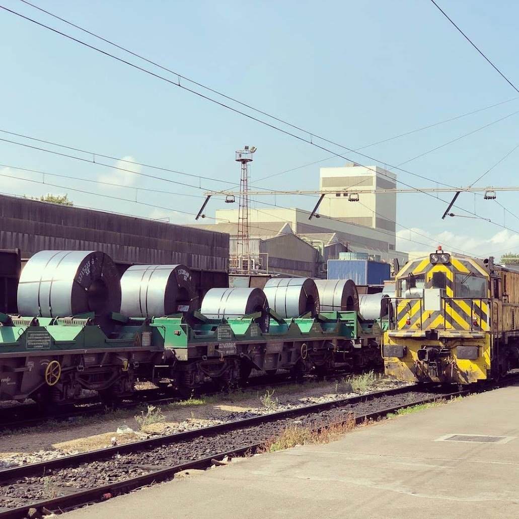 pacozafra's tweet photo. @ACTREN_MF Bueno, en España también tenemos fábricas con su propia red de ferrocarril. Por ejemplo, Arcelor en Asturias, tiene más de 30km de linea propia para transportar la materia prima y el producto terminado entre sus diferente plantas.Cuenta con PaNs,  enclavamientos e incluso un CTC https://t.co/7jOAxRFF1H